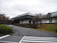 Medium_02　駐車場から建物まで